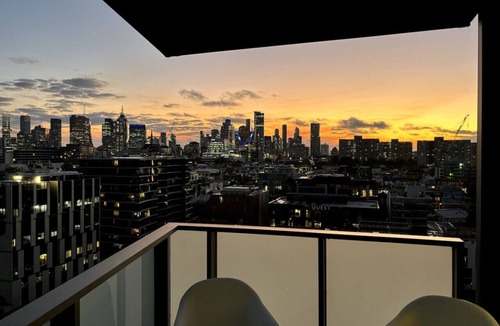 Collingwood Apartment | Art Deco Apt with Skyline Views