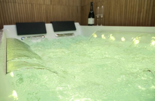 Hincmar Apartment | Art Deco Champagne & Spa