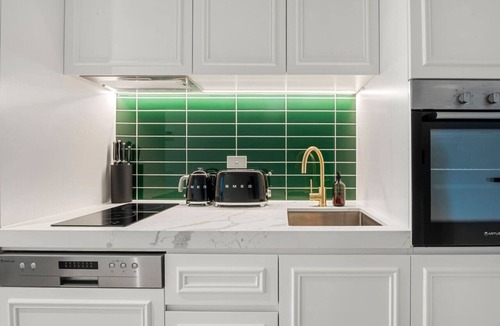 Collingwood North Apartment | Art Deco - Collingwood Hideaway