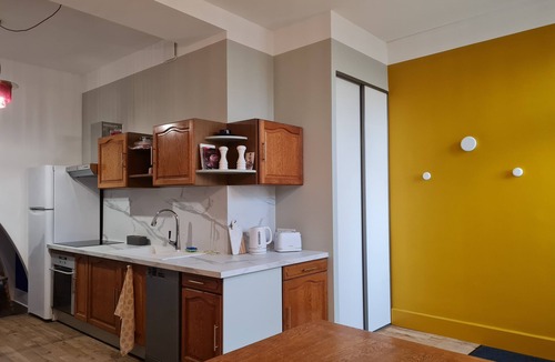 Autun Apartment | Art deco-cooning,