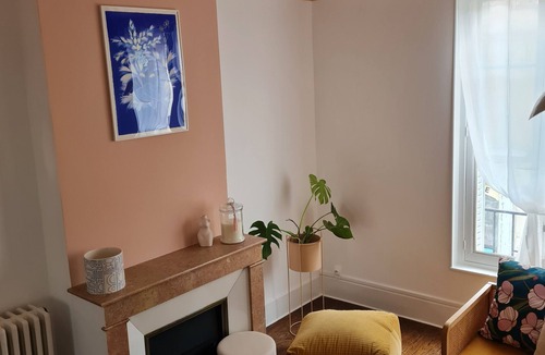 Autun Apartment | Art deco-cooning,