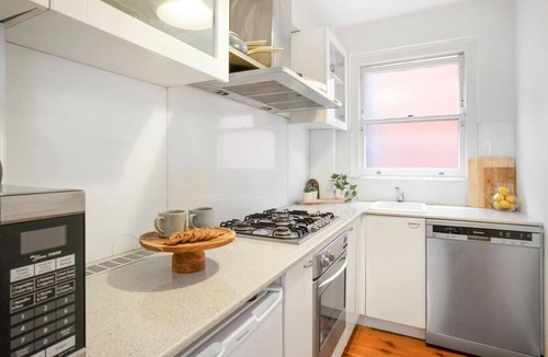 Elizabeth Bay Apartment | Art Deco Gem with Harbour Views in Elizabeth Bay