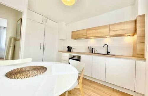 Saint-Nazaire Apartment | Art Deco I Center I High-Speed Wi-Fi I Bright