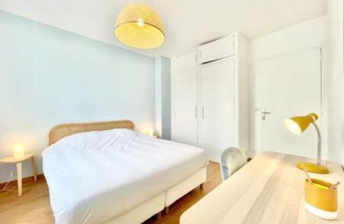Saint-Nazaire Apartment | Art Deco I Center I High-Speed Wi-Fi I Bright