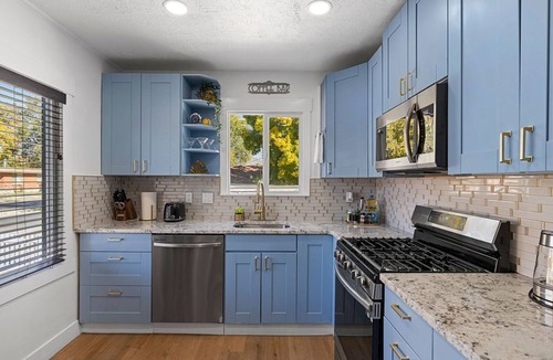 South Salt Lake House | Art Deco Oasis: Pool, Hot Tub, 5 BDR, 3 BTH, 2 King Beds, Arcade, BBQ, 4 TV's