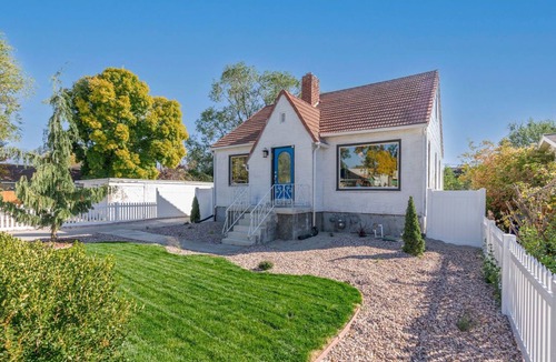 South Salt Lake House | Art Deco Oasis: Pool, Hot Tub, 5 BDR, 3 BTH, 2 King Beds, Arcade, BBQ, 4 TV's