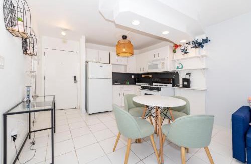 Flamingo/Lummus Apartment | Art Deco Washingthon Apartment