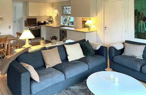 Elsegarde Strand House | Art-filled cottage by heath and bathing beach