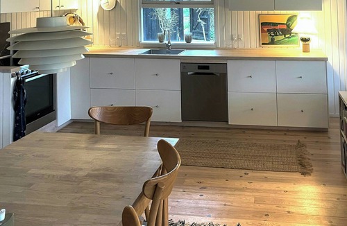 Elsegarde Strand House | Art-filled cottage by heath and bathing beach