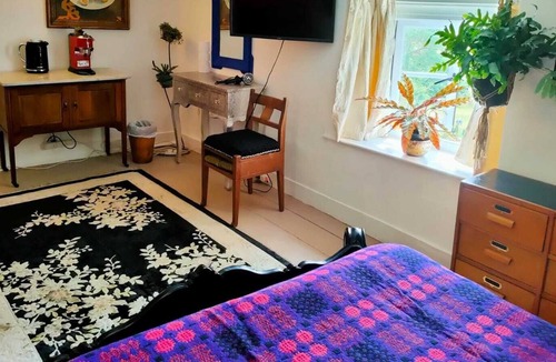 Llanvair Kilgeddin Bed & Breakfast | Art House B&B