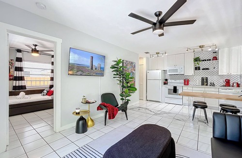 South Corals Villa | Art Loft: Wilton Manors Retreat