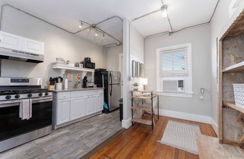 Central City Apartment | Art+Music+Entertainment+PetsOK+Downtown+Cozy