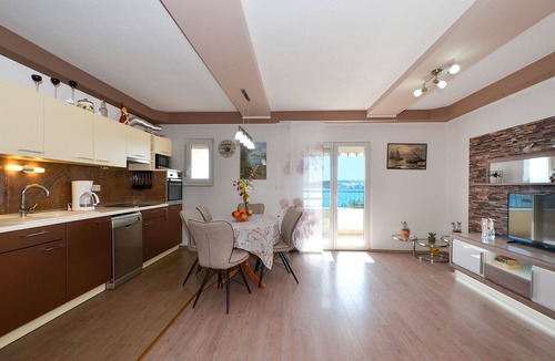 Seget Donji Apartment | ARTE, spacious apartment with sea view, 4 + 1 persons, 80m from pebble beach