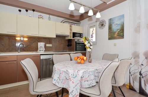 Seget Donji Apartment | ARTE, spacious apartment with sea view, 4 + 1 persons, 80m from pebble beach