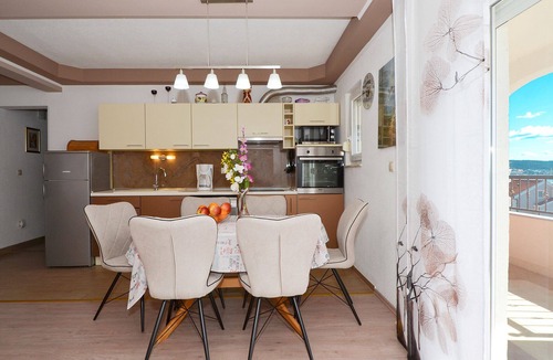 Seget Donji Apartment | ARTE, spacious apartment with sea view, 4 + 1 persons, 80m from pebble beach