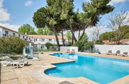 Aigues-Mortes Hotel | Artemia Aigues-Mortes - Hôtel avec piscine - Bornes électriques - Parking privé - Local vélo-moto