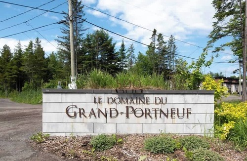 Pont-Rouge Ski Chalet | Artemis | Family-Friendly | Wooded & Private Spa