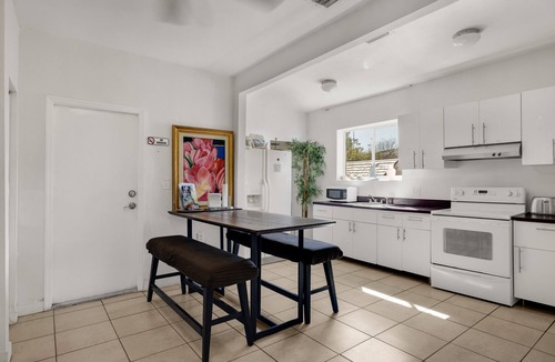 Buena Vista House | Artful King Room With Free Parking