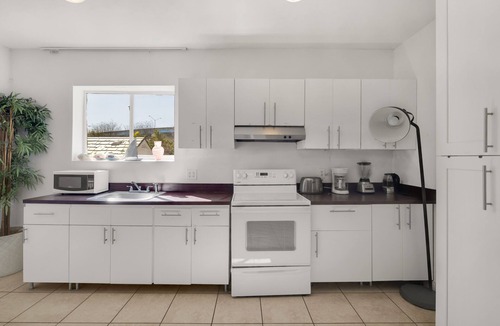 Buena Vista House | Artful King Room With Free Parking