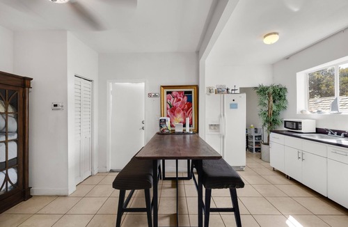 Buena Vista House | Artful King Room With Free Parking