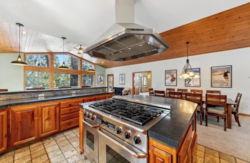 Tahoe Paradise Ski Chalet | Artisan Chalet: Pet Friendly, Deluxe Kitchen, Games