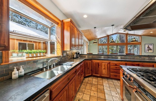 Tahoe Paradise Ski Chalet | Artisan Chalet: Pet Friendly, Deluxe Kitchen, Games