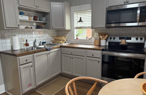 Bisbee House | Artisan Comfort: HUGE Porch, Private Yard,