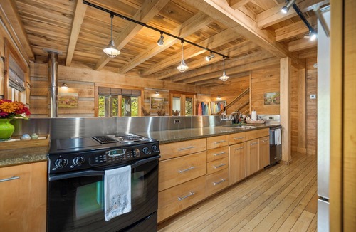 Unionville Cabin | Artisan Log Haven: 40-Acre Forest Sanctuary