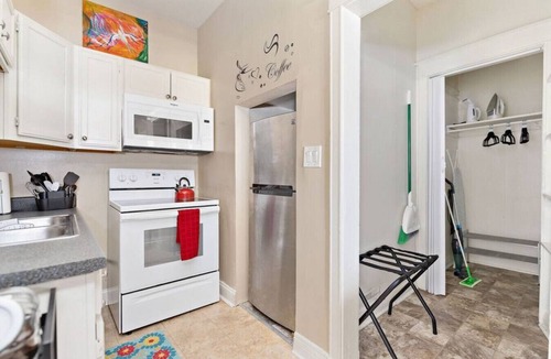 Kansas City Apartment | ★Artist Abode★King Bed★Fast WiFi★0.7mi↣KU Med★