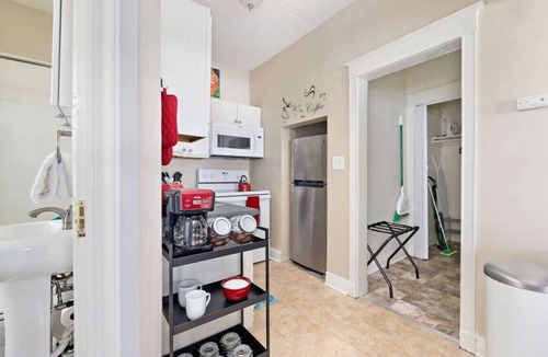 Kansas City Apartment | ★Artist Abode★King Bed★Fast WiFi★0.7mi↣KU Med★