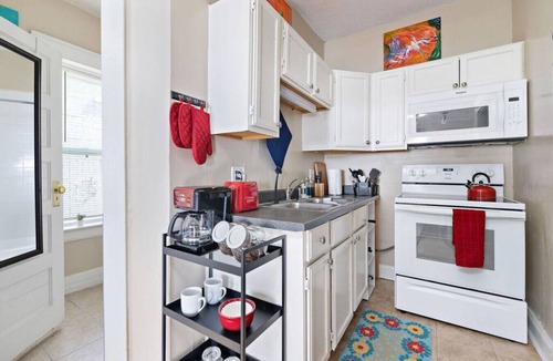 Kansas City Apartment | ★Artist Abode★King Bed★Fast WiFi★0.7mi↣KU Med★
