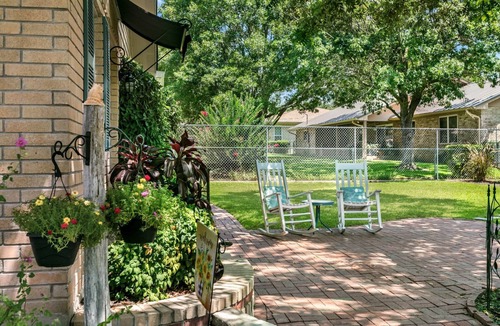 Fredericksburg Ski Chalet | Artist Chalet | 1/1 Cottage | King Bed | Full Kitchen
