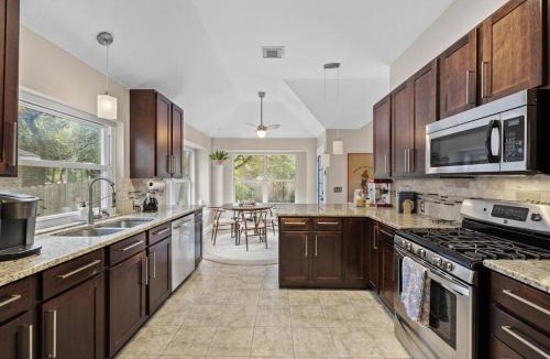 Cedar Park House | Artist Retreat at Cypress Creek - Hotub - Sleeps 9