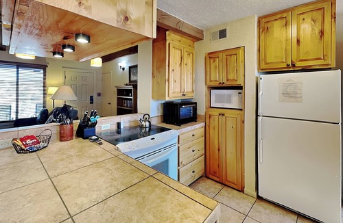 Northeast Santa Fe Condo | Artist Road 30 | Fireplace, Pool, Plaza Nearby