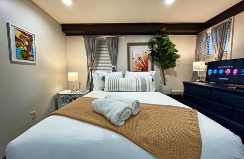 Midtown Sacramento Apartment | Artist's apartment in the heart of the city