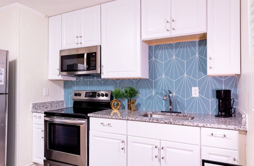 Covington House | Artist's Bungalow- 1/2 mi from Covington Square