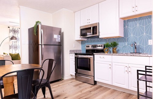 Covington House | Artist's Bungalow- 1/2 mi from Covington Square