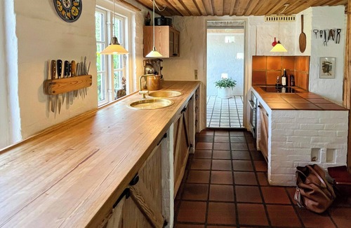 Horslunde House | Artist's house in first row by Smålandshavet