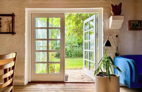 Horslunde House | Artist's house in first row by Smålandshavet