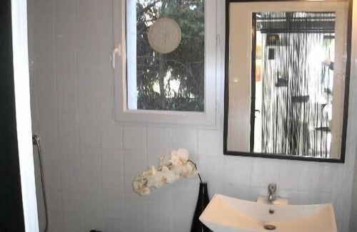 Pignan Cabin | artist's house with patio, access to Mediterranean garden and unheated swimming pool