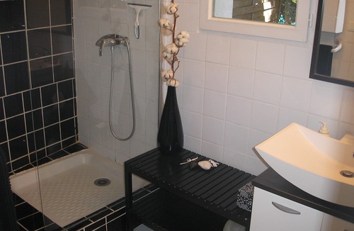 Pignan Cabin | artist's house with patio, access to Mediterranean garden and unheated swimming pool