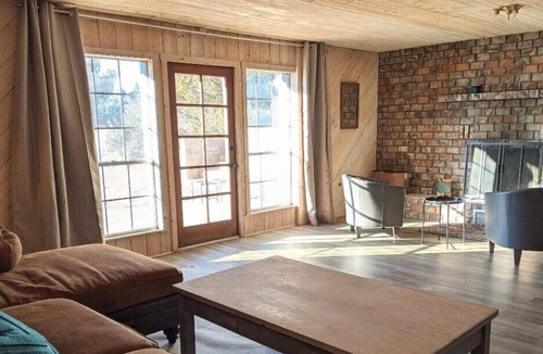 Snowflake House | Artist Suites - Spacious Walk-out Basement