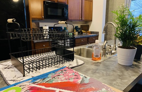 Capitol View Condo | Artistic 2-Bedroom Loft Downtown