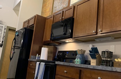 Capitol View Condo | Artistic 2-Bedroom Loft Downtown