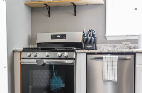 Maple Ridge Apartment | Artistic apartment with pool, 5-min to downtown