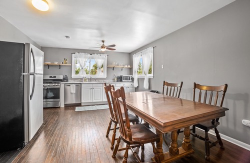 Maple Ridge Apartment | Artistic apartment with pool, 5-min to downtown