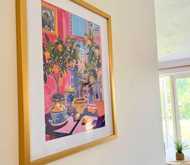 Leeds Villa | Artistic, Bright & Spacious 3 Bedroom Home