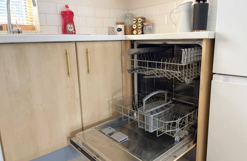 Leeds Villa | Artistic, Bright & Spacious 3 Bedroom Home