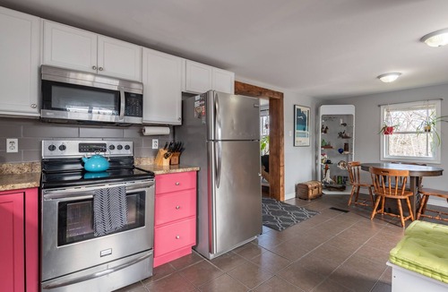 Newport Landing House | Artistic Getaway Near Halifax | King Bed, Spacious Deck & Fire Pit