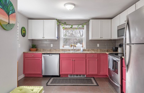 Newport Landing House | Artistic Getaway Near Halifax | King Bed, Spacious Deck & Fire Pit